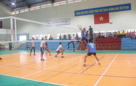  Đơn vị Trà Ôn và Sở GD- ĐT thi đấu ở trận khai mạc giải.