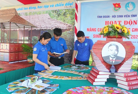 Thư viện tổ chức trưng bày, giới thiệu sách cho đoàn viên thanh niên tại Khu lưu niệm Chủ tịch Hội đồng Bộ trưởng Phạm Hùng.