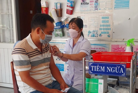 Hiện tỷ lệ người đủ điều kiện được tiêm mũi 3 vắc xin ngừa COVID-19 tại Vĩnh Long đạt gần 64%. Tiến độ tiêm nhắc mũi 4 có chiều hướng chậm.