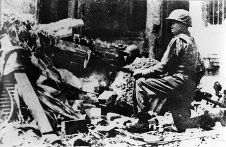 Chiến sĩ ôm bom 3 càng đón đánh xe tăng địch trên đường phố Hà Nội mùa Đông 1946 đã trở thành biểu tượng của thủ đô kháng chiến anh hùng. Ảnh: tư liệu