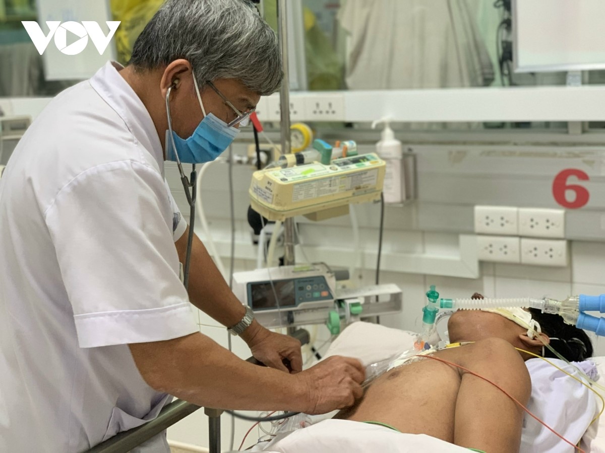 TS.BS Nguyễn Văn Hảo, Trưởng khoa ICU người lớn kiểm tra một trường hợp thở máy do sốc sốt xuất huyết.