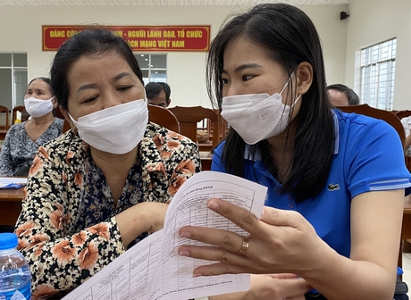 Tổ truyền thông của BHXH tỉnh Vĩnh Long giải đáp chính sách BHXH tự nguyện mà cô Nguyễn Thị Nhớ quan tâm.