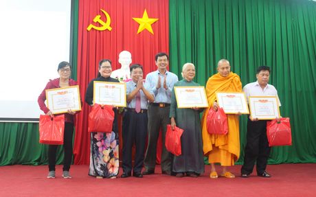 Những cá nhân nhận bằng khen của Trung ương Hội Người khuyết tật và Bảo trợ xã hội Việt Nam.