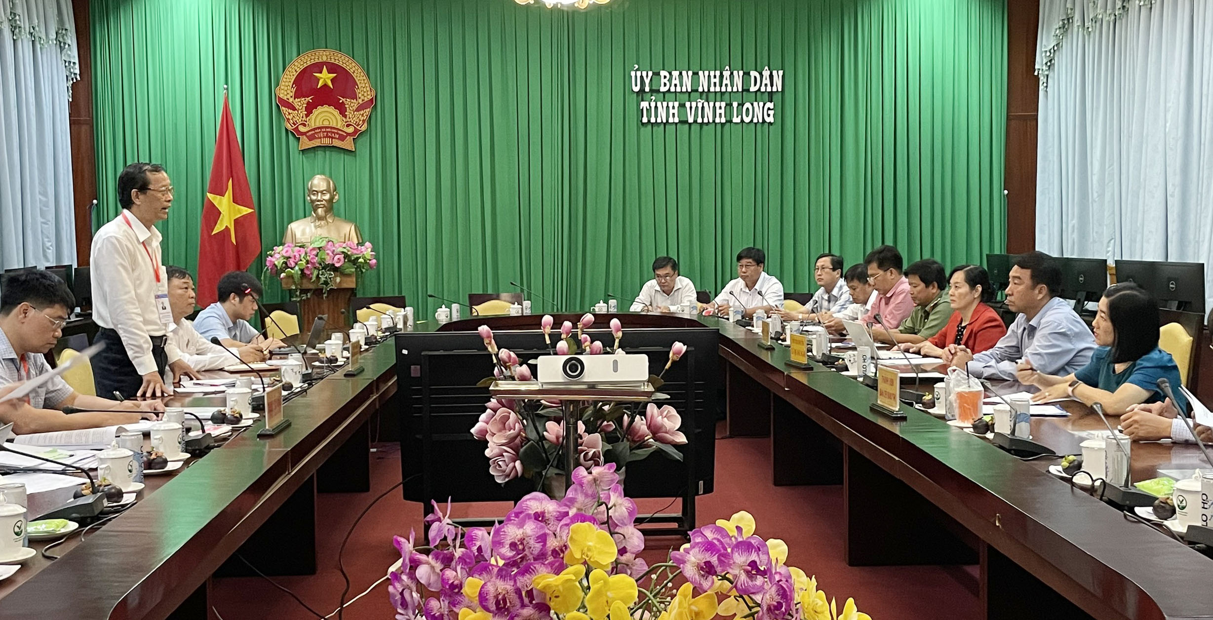 Tiếp và làm việc với đoàn kiểm tra của Bộ GD-ĐT có Chủ tịch UBND tỉnh- Lữ Quang Ngời và các thành viên BCĐ thi của tỉnh.