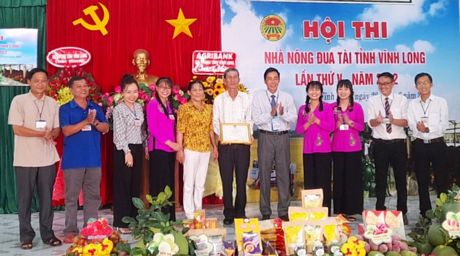Ông Trần Văn Trạch- Tỉnh ủy viên, Chủ tịch Hội Nông dân tỉnh, Trưởng BTC hội thi trao giải nhất cho Hội Nông dân huyện Mang Thít.