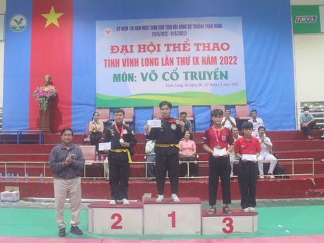 Hiện Đại hội Thể dục thể thao tỉnh Vĩnh Long lần thứ IX đã đi được nữa chặng đường với 16/26 môn thi đấu (ảnh: BTC trao huy chương cho các VĐV tham gia môn võ cổ truyền).