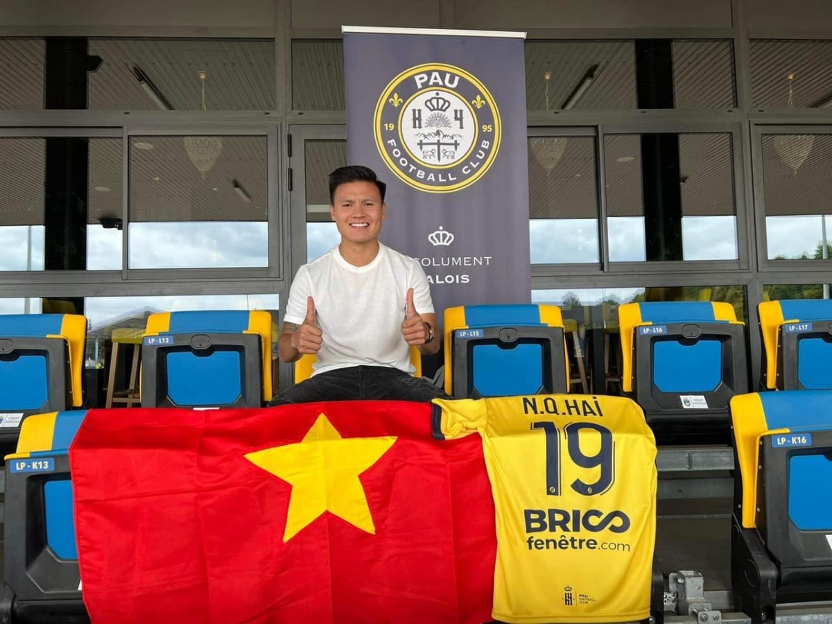 Quang Hải nhận chiếc áo số 19 tại Pau FC. (Ảnh: FBNV)