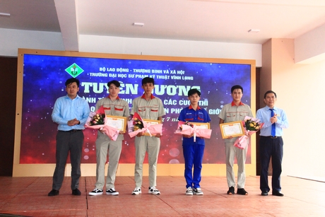 Khen thưởng sinh viên đạt giải trong cuộc thi vô địch Tin học văn phòng thế giới MOSWC Viettel 2022.