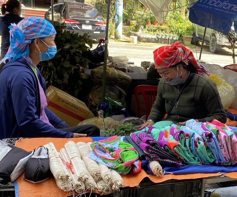 Phụ nữ bán các loại thổ cẩm đặc trưng của dân tộc mình tại chợ Sapa, thị trấn Sapa, tỉnh Lào Cai.