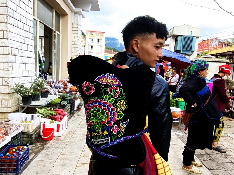 Những sắc màu trang phục sặc sỡ cùng người dân địa phương xuống chợ.