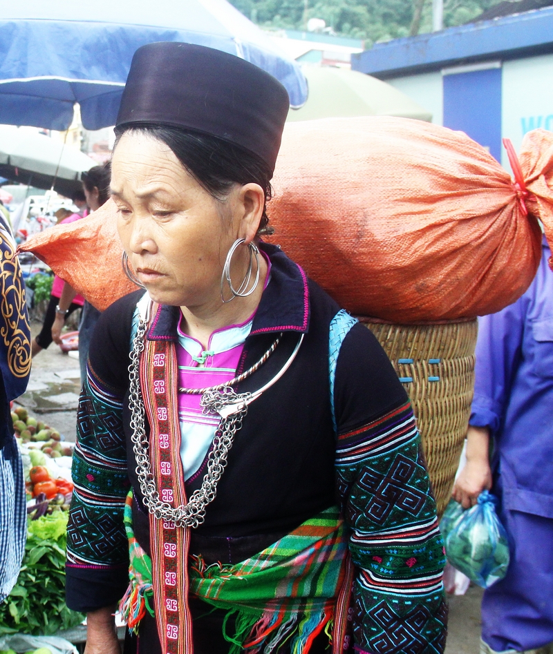 Những sắc màu trang phục sặc sỡ cùng người dân địa phương xuống chợ.