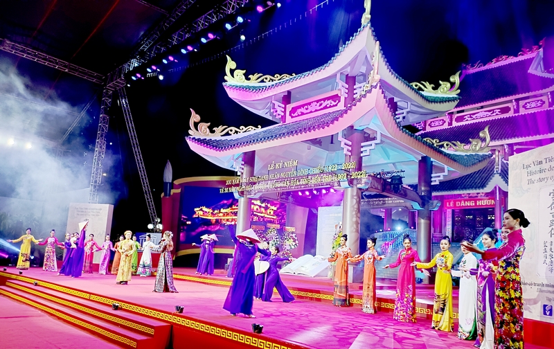 Biểu diễn những tác phẩm về Lục Vân Tiên kết hợp trình diễn bộ áo dài Huế và áo dài xứ dừa.