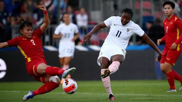 Kadidiatou Diani ghi bàn nâng tỉ số lên 2-0 cho tuyển Pháp - Ảnh: AFP