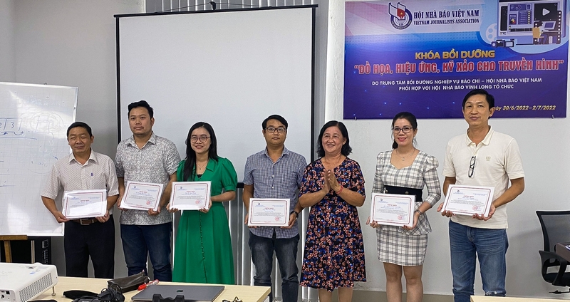 Bà Nguyễn Thị Hồng Thư- Phó Chủ tịch Hội Nhà báo tỉnh Vĩnh Long trao giấy chứng nhận cho các học viên.