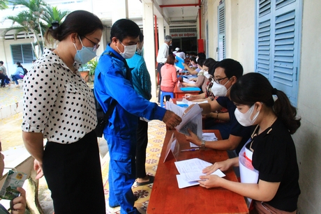 Phụ huynh nộp hồ sơ cho con nhập học tại Trường Tiểu học Nguyễn Du.