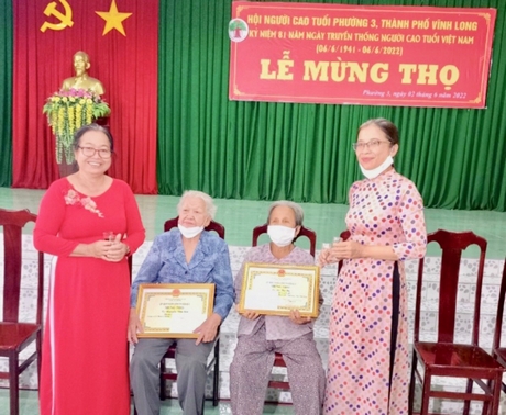 Các hội cơ sở của TP Vĩnh Long thăm hỏi mừng thọ người cao tuổi trong tháng hành động Vì người cao tuổi.