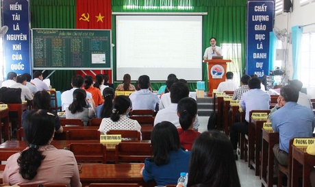 Điểm thi Trường THPT Chuyên Nguyễn Bỉnh Khiêm (TP Vĩnh Long) họp cán bộ coi thi.