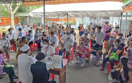 Sáng 4/7, tại Trạm Y tế xã Tân Hạnh-Long Hồ có rất đông người dân đến tiêm nhắc mũi 3, mũi 4.