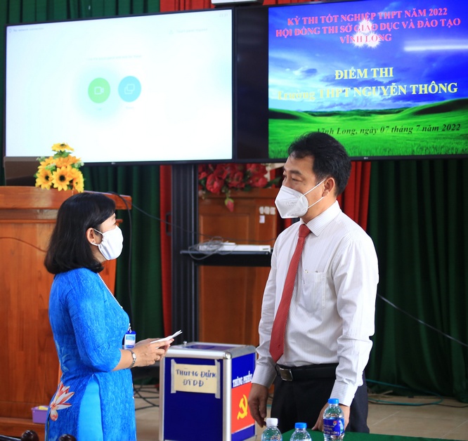 Chủ tịch UBND tỉnh- Lữ Quang Ngời đã đến thăm điểm thi Trường THPT Nguyễn Thông sáng 7/7.