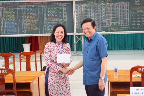 Bí thư Tỉnh ủy- Bùi Văn Nghiêm đến thăm, động viên điểm thi Trường THPT Lưu Văn Liệt.