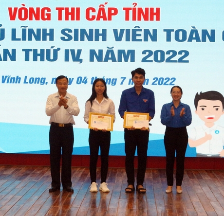 Bạn Bùi Thảo Hân (thứ hai từ trái sang) đại diện tỉnh tham gia “Thủ lĩnh sinh viên” toàn quốc.
