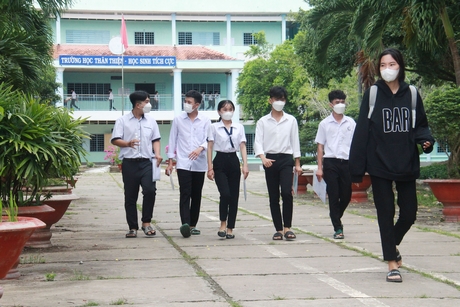Nhiều thí sinh tại điểm thi Trường THPT Phan Văn Hòa tự tin với môn Ngữ văn.