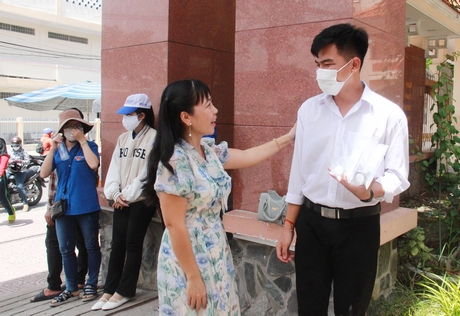 Thí sinh dự thi tại điểm thi Trường THPT Lưu Văn Liệt được giáo viên động viên trước giờ thi Toán.