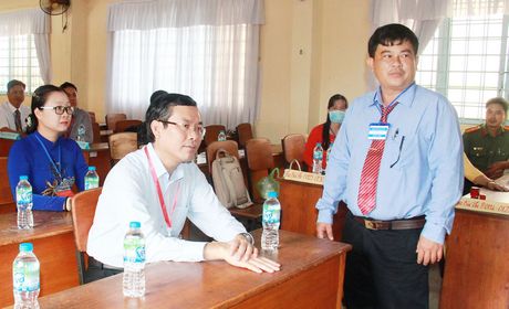 Đoàn công tác làm việc với điểm thi Trường THPT Phạm Hùng.