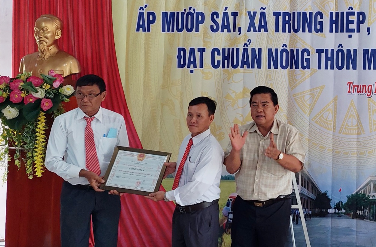 Ông Lê Anh Nghĩa- Phó Bí thư Huyện ủy, Chủ tịch HĐND huyện Vũng Liêm trao bằng công nhận ấp Mướp Sát đạt chuẩn NTM kiểu mẫu năm 2021.