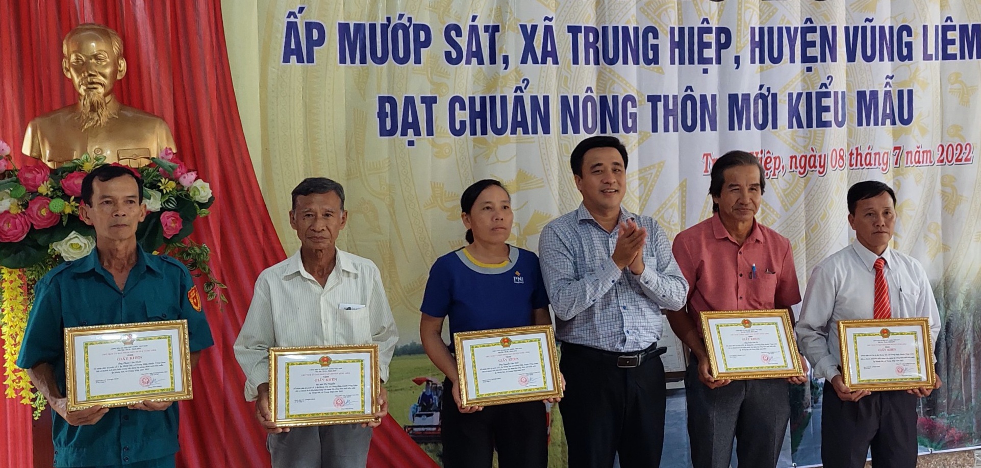 Ông Bùi Tấn Đảm- Phó Chủ tịch UBND huyện Vũng Liêm trao giấy khen cho các tập thể, cá nhân tiêu biểu trong xây dựng ấp NTM kiểu mẫu.
