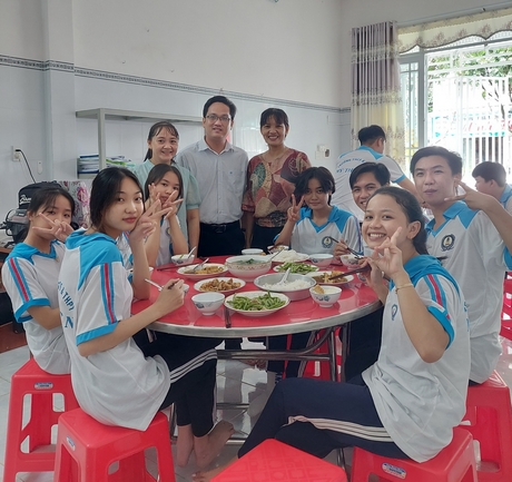 Bữa cơm trưa ấm tình thầy trò Trường THCS- THPT Mỹ Thuận.