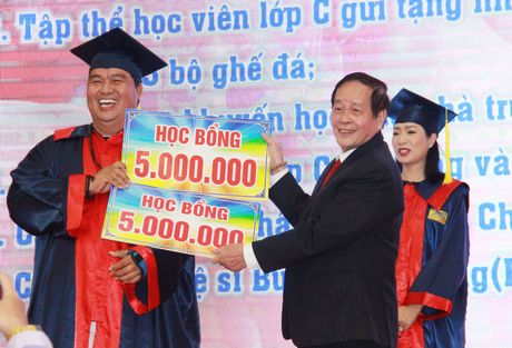 Diễn viên Hoàng Mập và Trịnh Kim Chi tặng 20 triệu đồng cho quỹ học bổng của Trường ĐH Cửu Long.