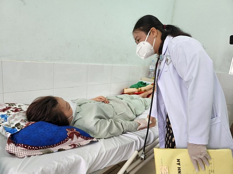 Người lớn mắc sốt xuất huyết điều trị tại Khoa Truyền nhiễm Bệnh viện Đa khoa tỉnh.