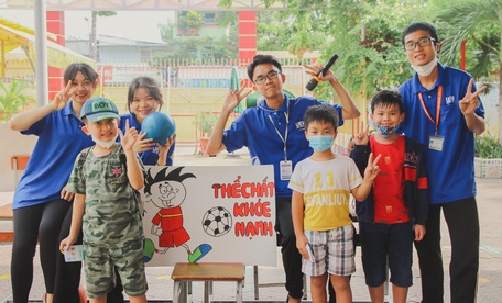 Sinh viên Trường ĐH Kinh tế TP Hồ Chí Minh tổ chức sân chơi cho thiếu nhi.