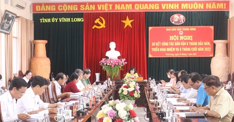 Các đại biểu tham gia hội nghị trực tuyến tại điểm cầu tỉnh Vĩnh Long.