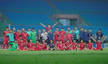 Các cầu thủ U19 Việt Nam thể hiện sự quyết tâm trước loạt sút luân lưu (Ảnh: P.H)