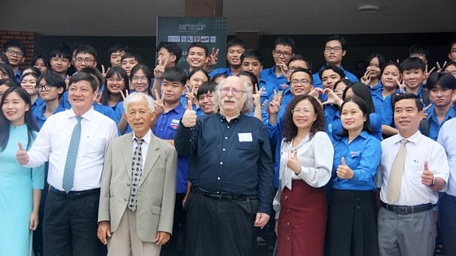   Giáo sư Duncan Haldane chụp hình lưu niệm với công chúng yêu khoa học tại Bình Định.  Nguồn: SGGPO