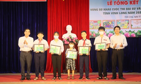 BTC trao giải nhất cho các thí sinh “Đại sứ Văn hóa đọc tỉnh Vĩnh Long năm 2022”.