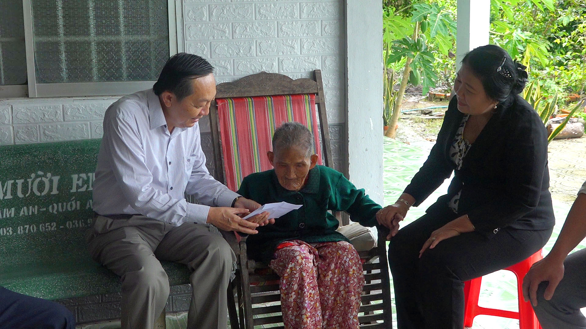 Phó Bí thư Thường trực Tỉnh ủy- Nguyễn Thành Thế đến thăm, tặng quà Mẹ Việt Nam anh hùng Nguyễn Thị Ba.