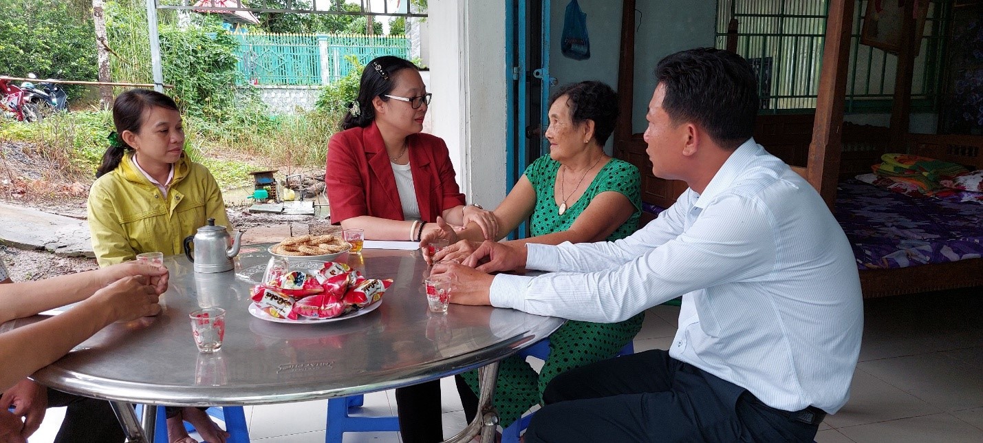 Tại mỗi nơi đến thăm, bà Nguyễn Thị Quyên Thanh đã ân cần thăm hỏi chúc sức khỏe, tri ân người có công cách mạng.