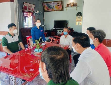 Hội Cựu thanh niên xung phong tỉnh phối hợp cùng Tỉnh Đoàn Vĩnh Long đến thăm hỏi, hỗ trợ kinh phí xây nhà cho cựu thanh niên xung phong Nguyễn Văn Thảo (xã An Bình, Long Hồ).