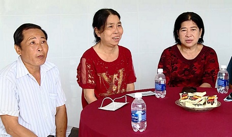 Bà Lê Thị Linh (bìa phải) vừa được hỗ trợ xây nhà mới.