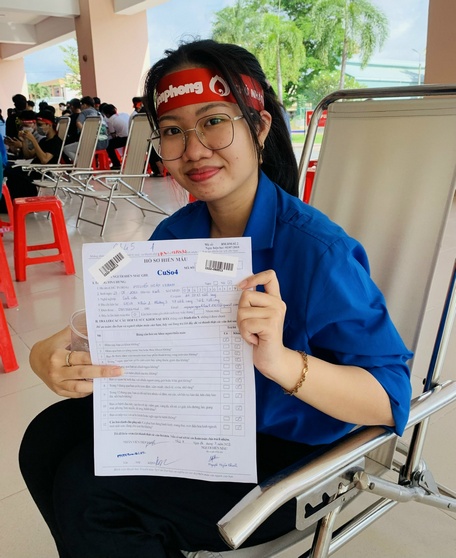 Bạn Nguyễn Ngân Khanh phấn khởi khi lần đầu tiên được tham gia hoạt động hiến máu tình nguyện ý nghĩa.
