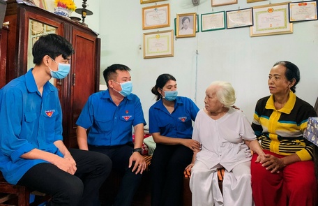 Đoàn Thanh niên Phường 9 đến thăm gia đình bà Đặng Thị Định.