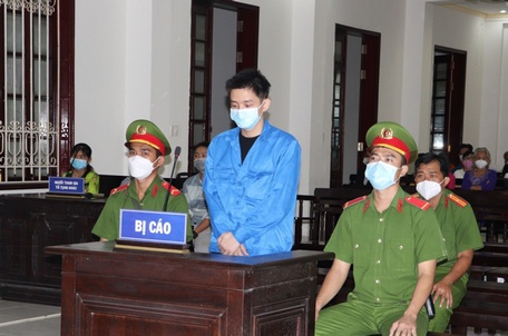Bị cáo Nguyễn Kim Long (đứng) nghe tòa tuyên án.