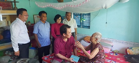  Chủ tịch UBND tỉnh- Lữ Quang Ngời thăm, tặng quà bà Hồ Thị Tặng ở xã Đông Thành (TX Bình Minh).