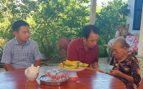Chủ tịch UBND tỉnh- Lữ Quang Ngời thăm, tặng quà bà Nguyễn Thị Dễ ở xã Đông Thành (TX Bình Minh).