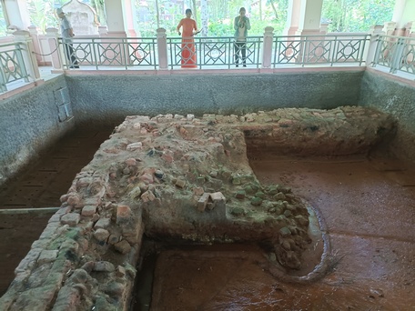 Một góc của ao nước nhân tạo có niên đại khoảng thế kỷ VIII (thời kỳ Hậu Óc Eo).