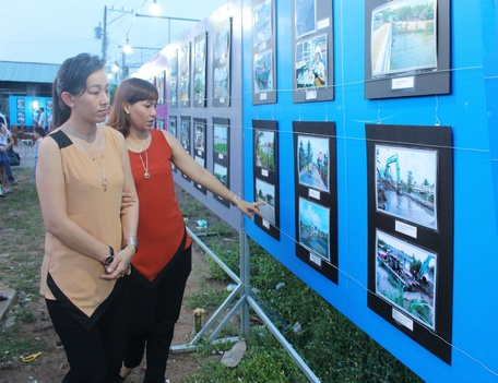Buổi triển lãm các tác phẩm văn học nghệ thuật tại Trung tâm Văn hóa- Thể thao xã Chánh An (Mang Thít).