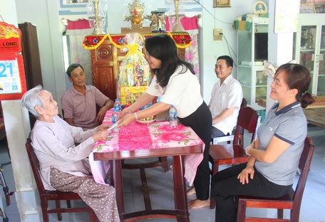  Báo Vĩnh Long và Đảng ủy, UBND xã Trung Hiệp thăm hỏi Mẹ Việt Nam anh hùng Phan Thị Khéo.